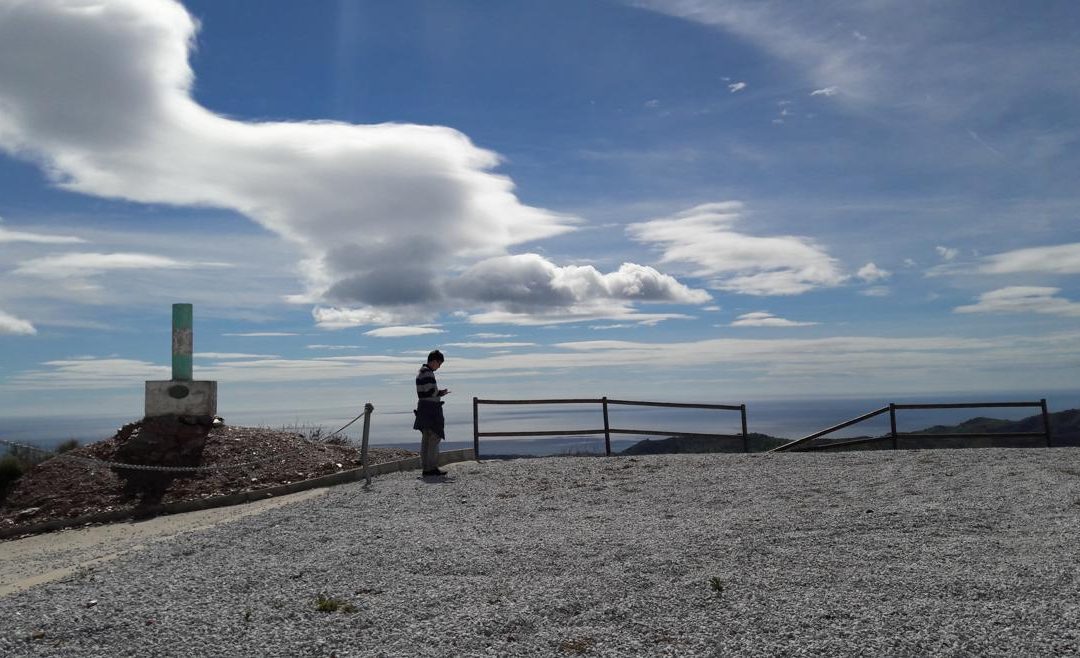 Buscando información desde el Mirador Loma de Barcos en Iznate, Málaga