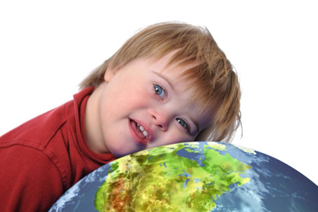 Niño con Sindrome de Down apoyado en el mundo