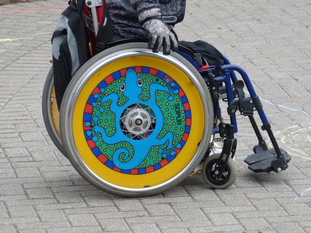 Silla de ruedas con colores