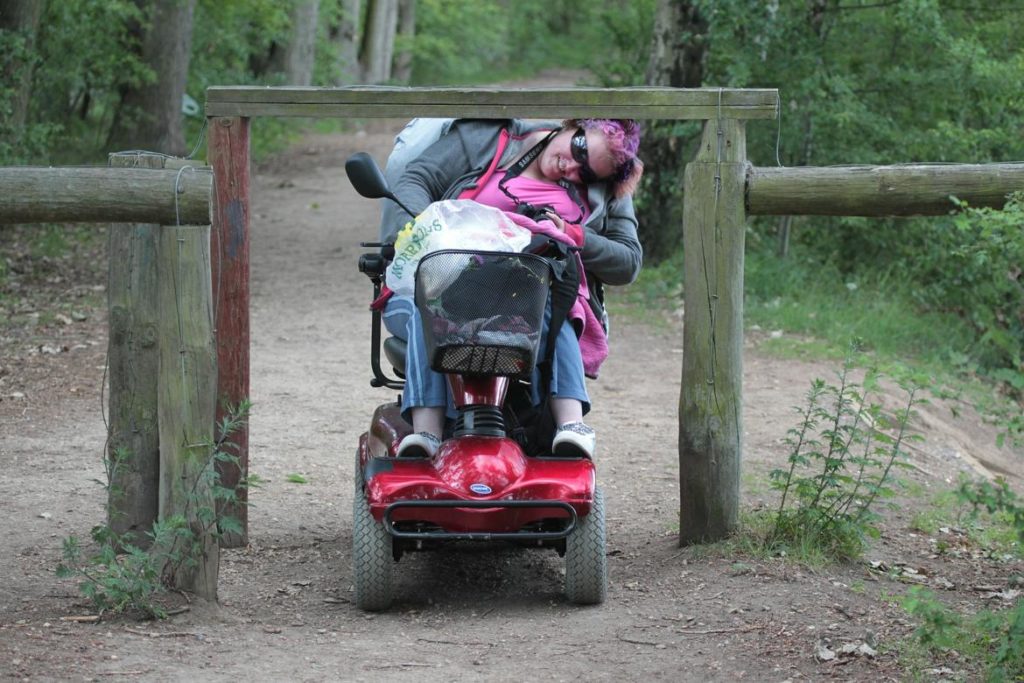 Persona en silla de ruedas superando un obstáculo
