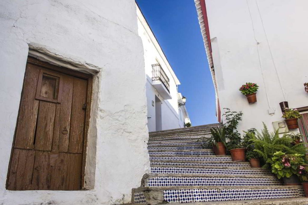 Calle con escaleras en Iznate, Málaga