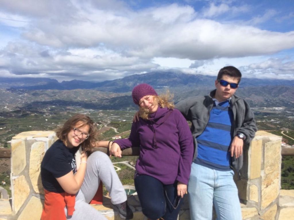 Madre e hijos en el Mirador Loma de Barcos en Iznate, Málaga