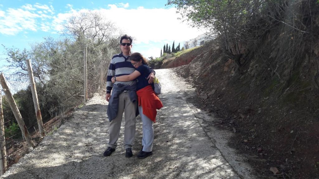 Padre e hija en el sendero del Mirador Loma de Barcos en Iznate, Málaga