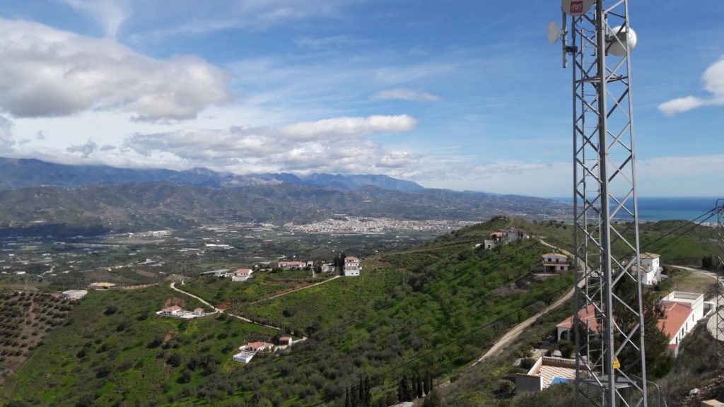 Vistas de tierra y mar desde el Mirador Loma de Barcos en Iznate, Málaga