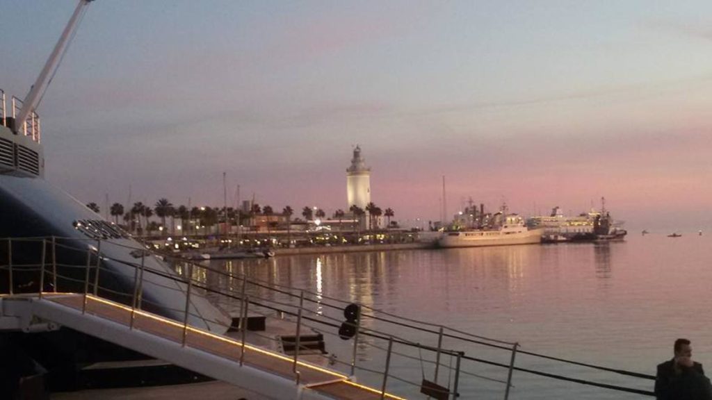 Views of La Farola (lighthouse) from Muelle Uno 