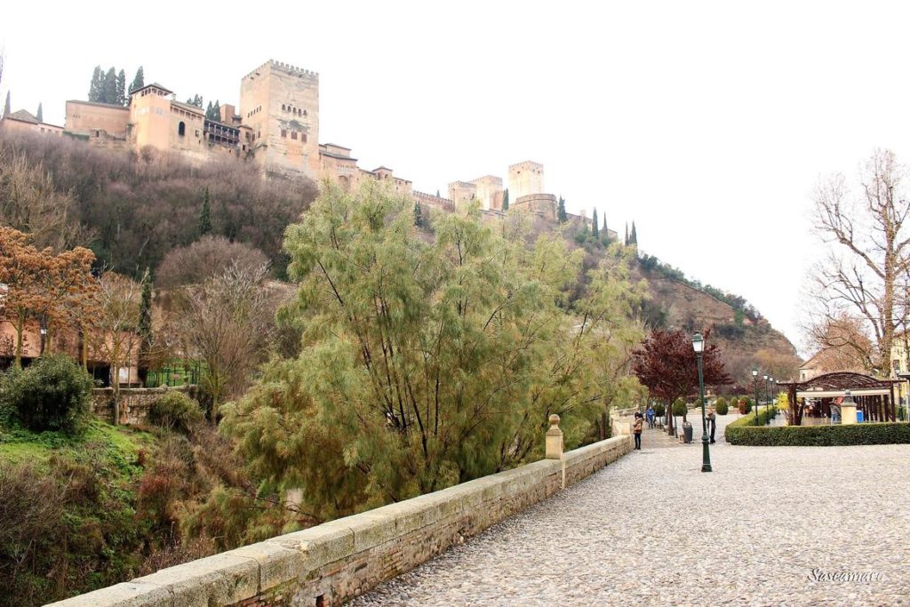 Vistas de la Alhambra en Paseo de los Tristes, Granada