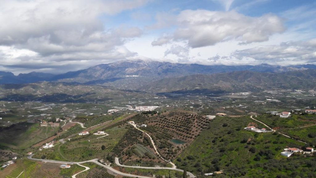 Vistas de la campiña desde el Mirador Loma de Barcos en Iznate, Málaga