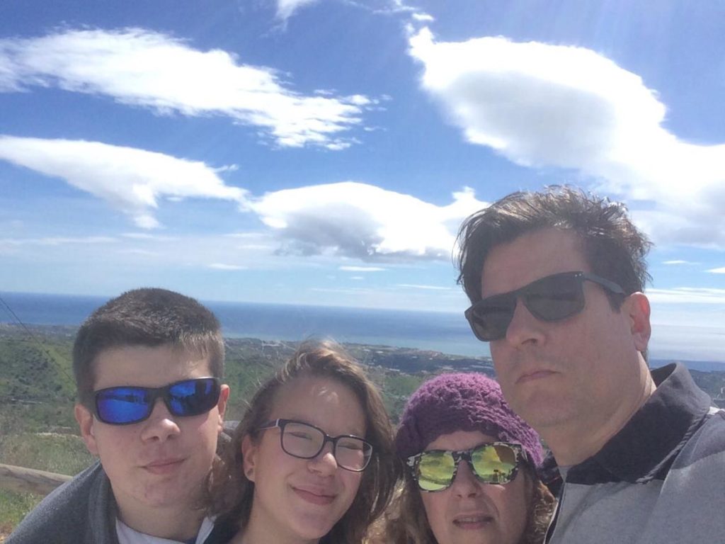 Selfie familiar en el Mirador Loma de Barcos en Iznate, Málaga