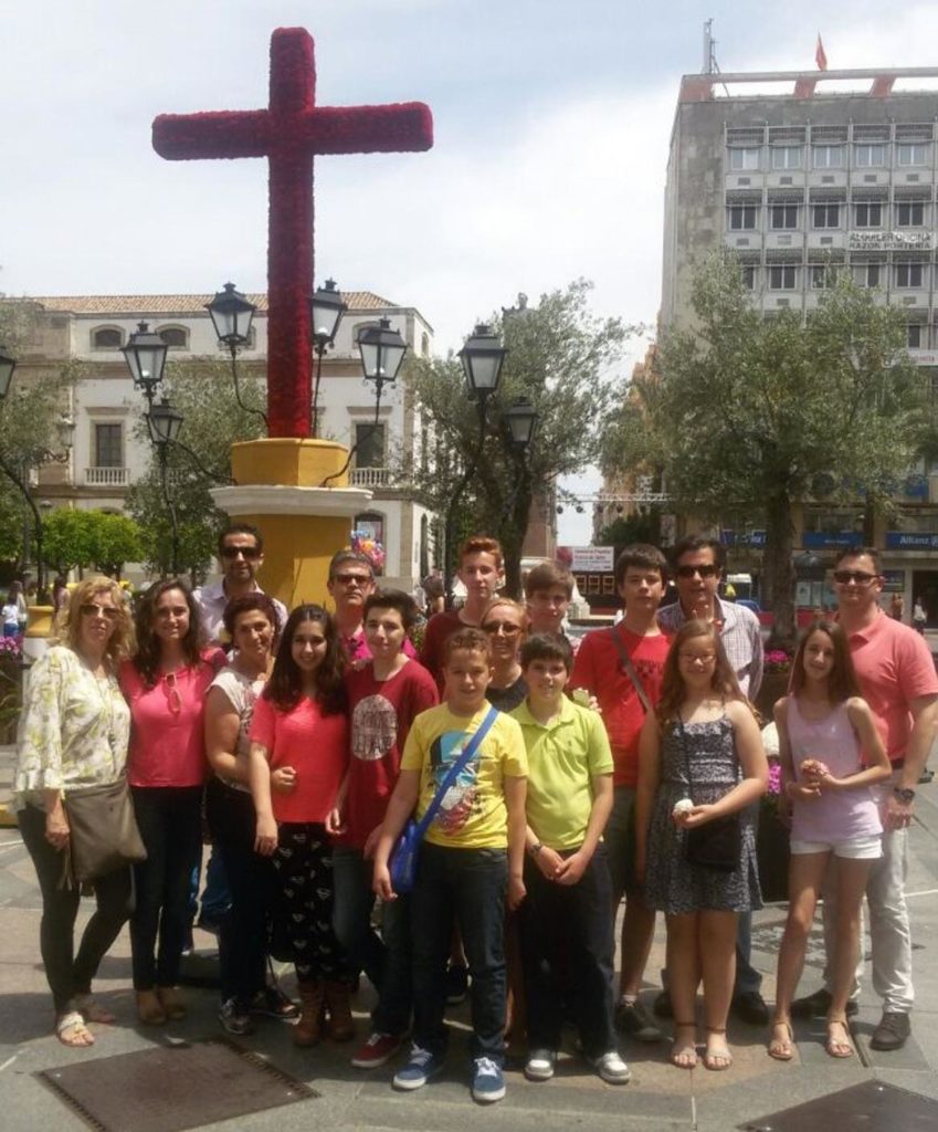 Grupo de amigos ante la Cruz de la Plaza de las Tendillas