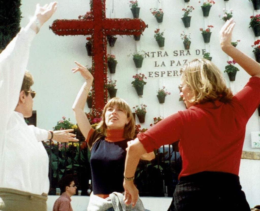 Bailando durante las Fiestas de las Cruces de Mayo en Córdoba
