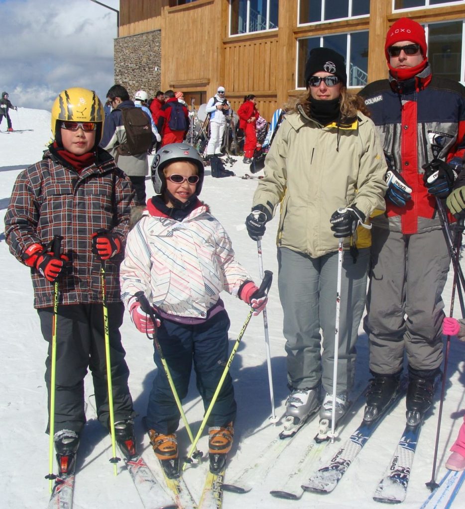 Familia preparada para esquiar en Borreguiles, Niña esquiando junto a telesilla en la Estación de Esquí Sierra Nevada, Granada