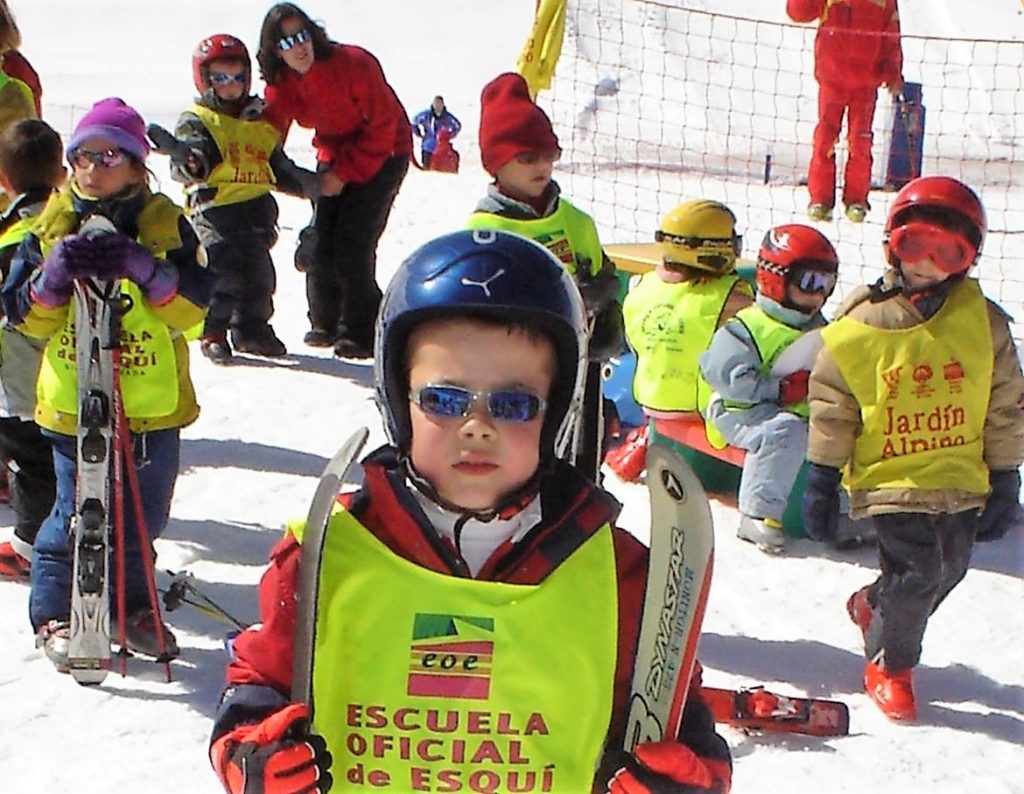 Niño en la zona de esquí familiar, Estación de Esquí Sierra Nevada, Granada