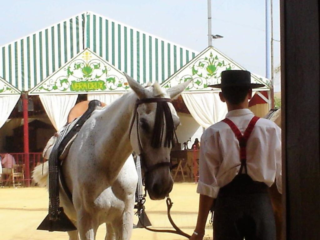 Jinete y caballo en la puerta de una caseta en la Feria de Córdoba