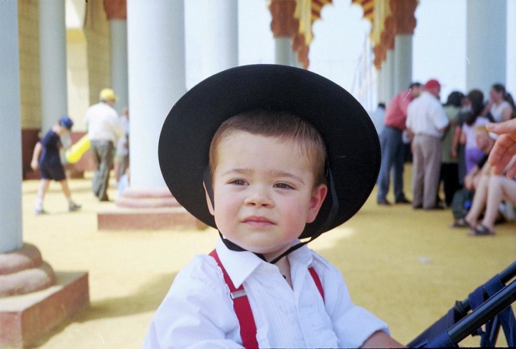 Niño vestido de corto y con sombrero cordobés en la portada de la Feria