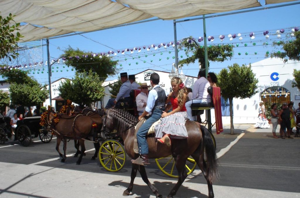 Paseo de caballos y casetas en la Feria de Málaga