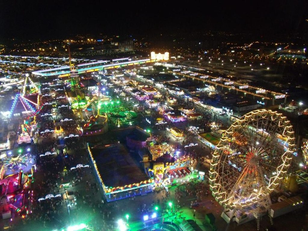 Vista panorámica de las atracciones de la Feria