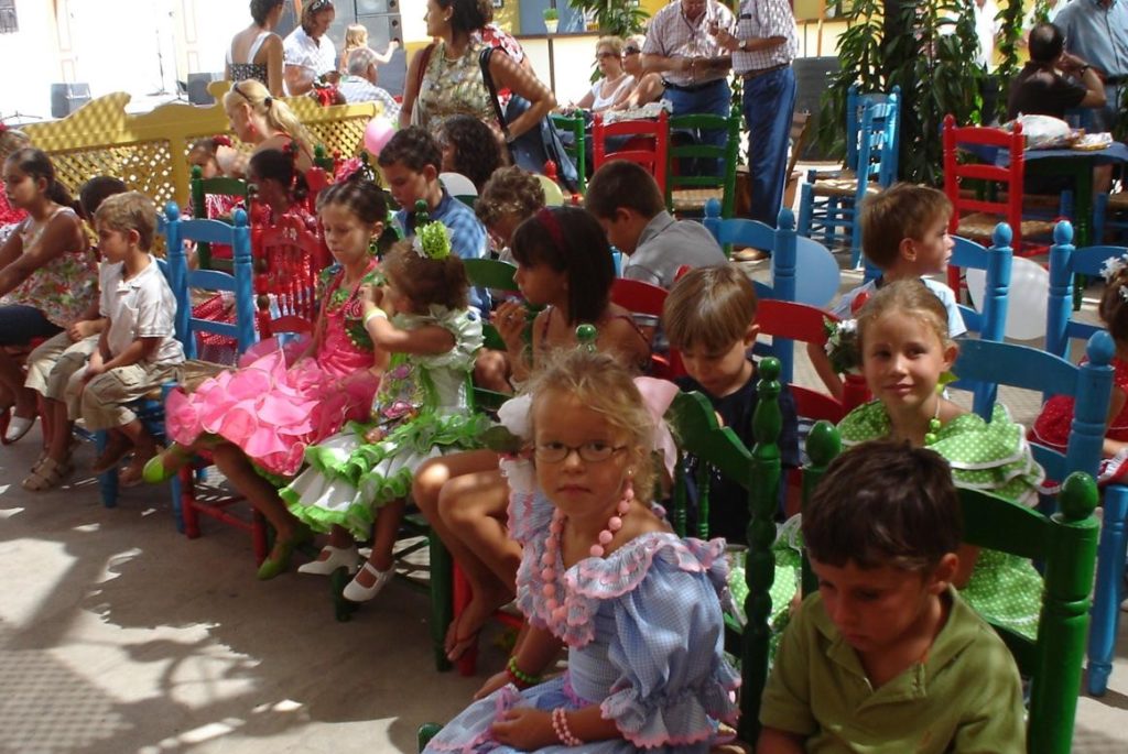 Fiesta infantil en una de las casetas de la Feria