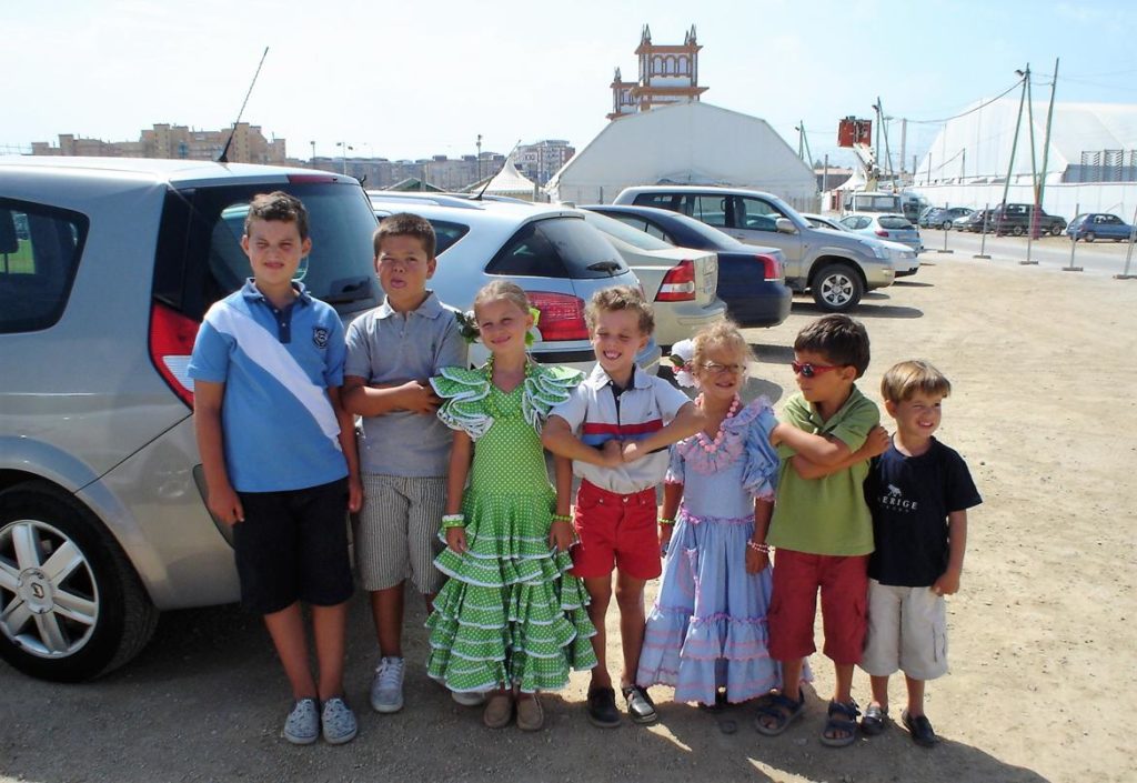 Niños en el aparcamiento del Real en la Feria de Málaga