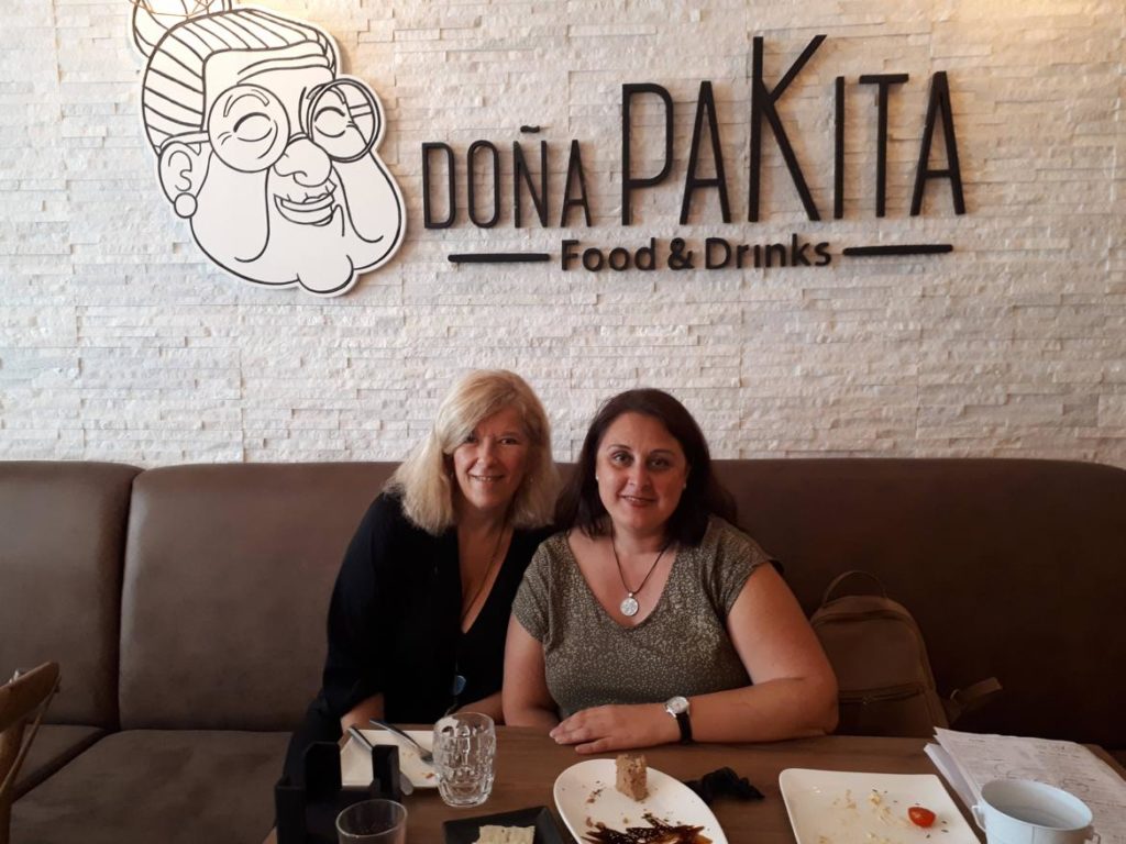 Mujeres en cafetería Doña Paquita en Ronda, Málaga