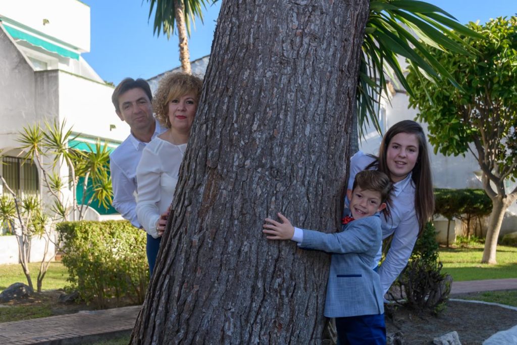 Fotobox Experience, familia escondida detrás un un árbol en Málaga, foto 2