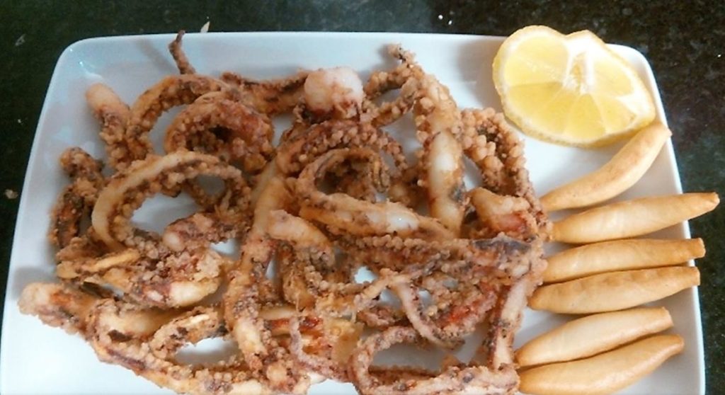 Plato de calamares en Restaurante Hermanos Tejada en Iznate, Málaga