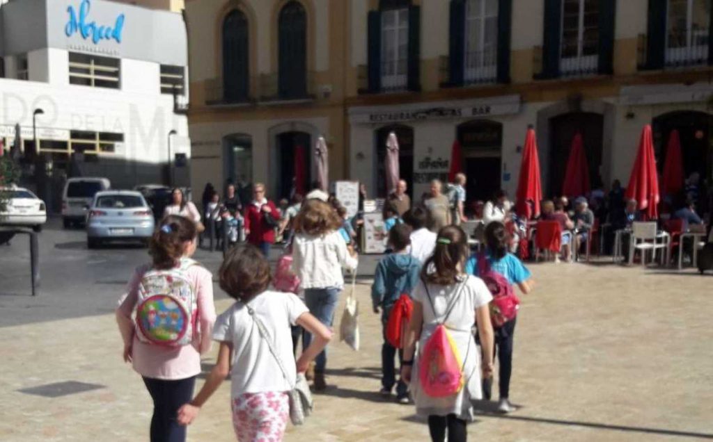 Niños yendo a visitar la Casa Natal de Picasso en la Ruta de Picasso niño en Málaga1
