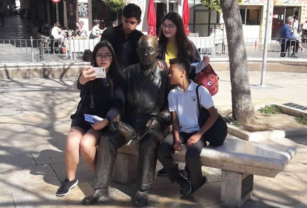 Niños haciéndose foto con la estatua de Picasso en la Ruta de Picasso niño en Málaga2