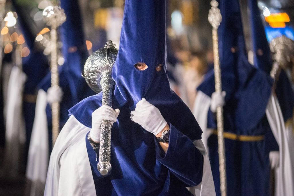 Nazarenos de la Cofradía del Rico en la Semana Santa de Málaga