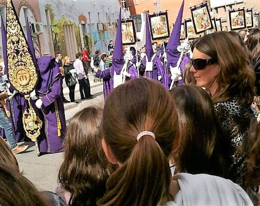 Niños viendo procesiones Niños viendo procesiones en la Semana Santa de Málaga