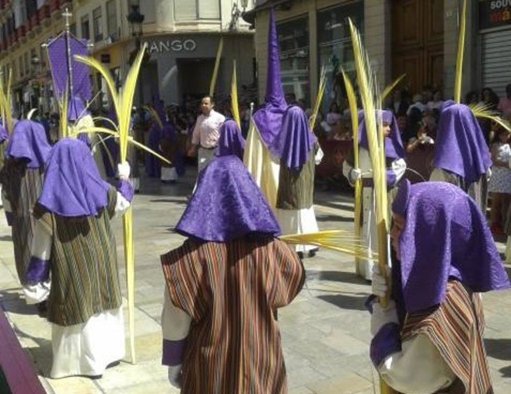 Niños con palmas en la Procesión de La Pollinica Semana Santa de Málaga