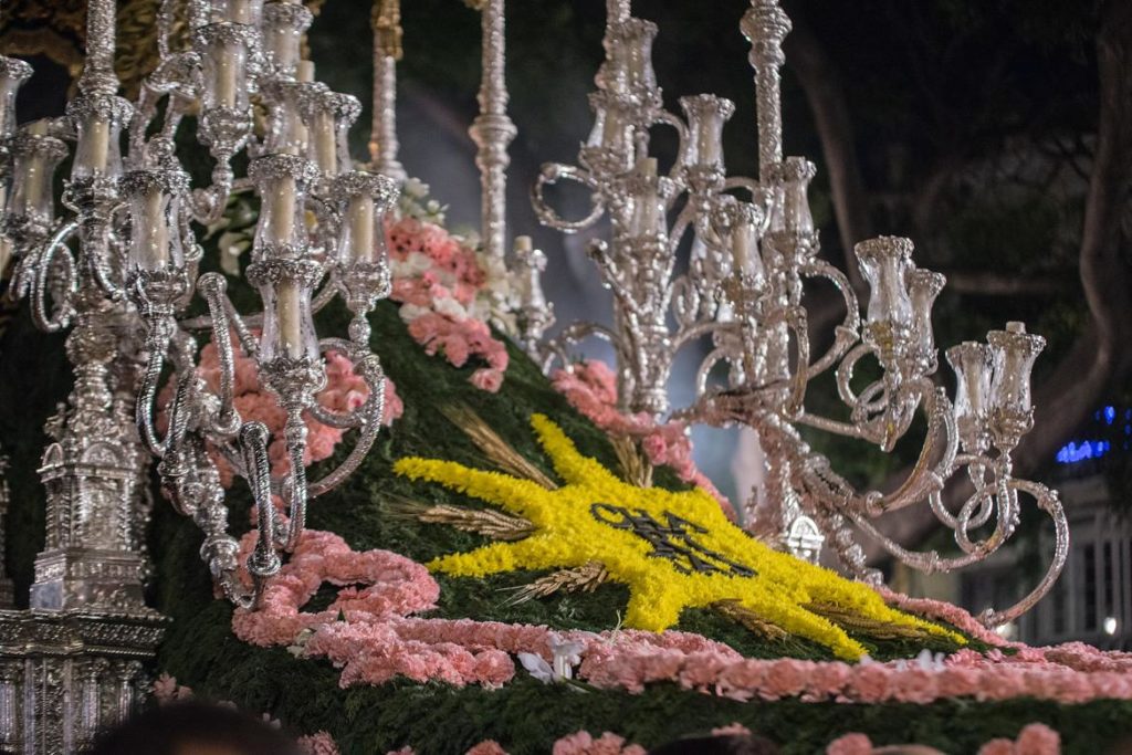 Mano de flores de la Virgen de las Penas en la Semana Santa de Málaga