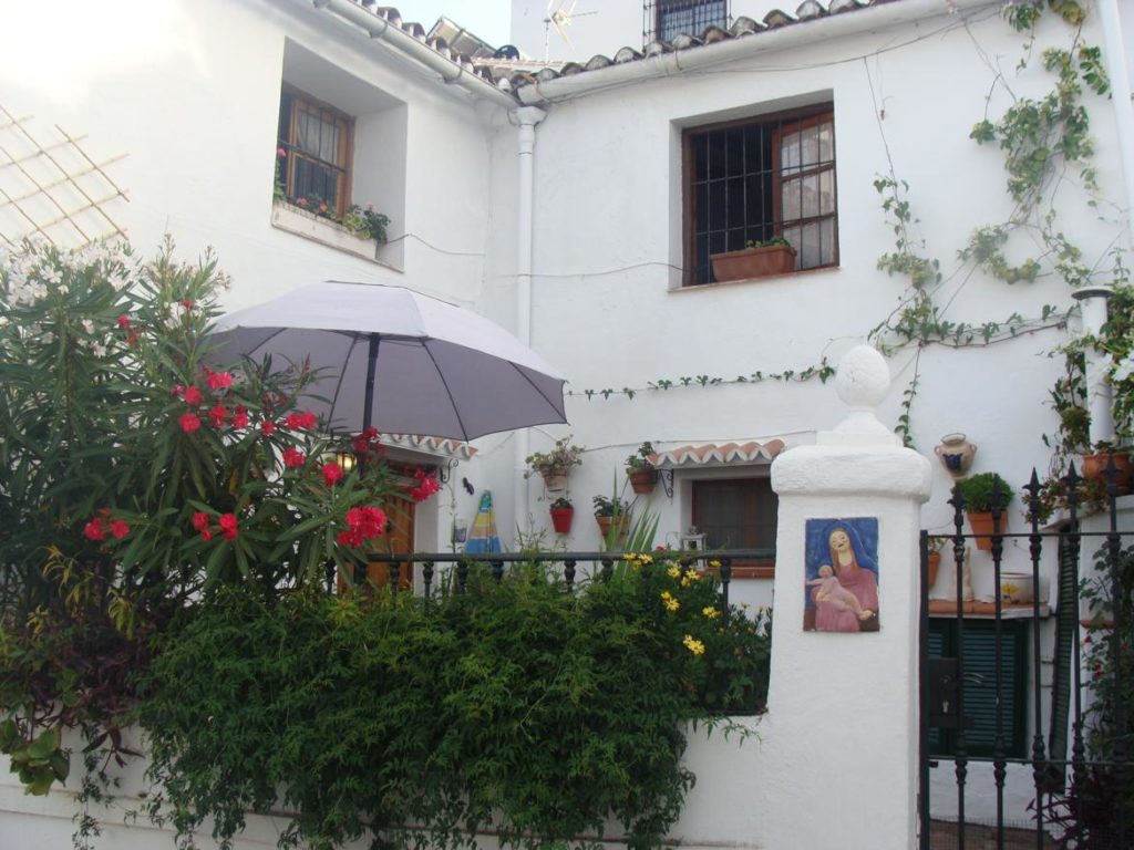 Casa con flores en Macharaviaya, Málaga