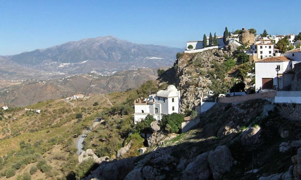 Casas blancas en barranco en Comares, Málaga