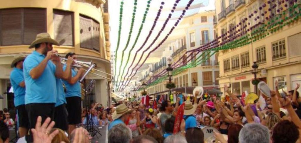 Grupos tocando en la Feria del centro en Málaga