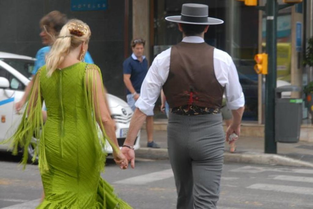 Pareja vestidos de flamenca y de corto