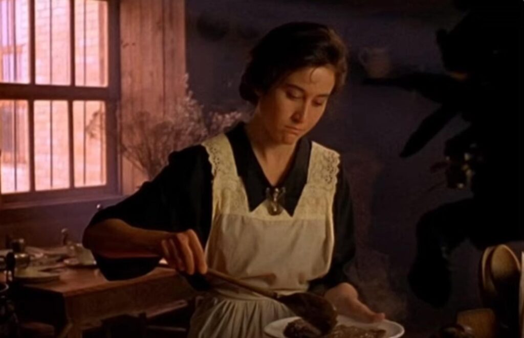 Chica cocinando en  la película Como agua para Chocolate